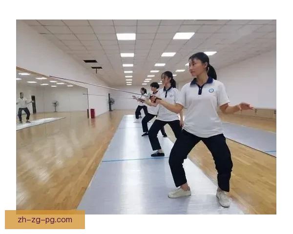 击剑比赛精彩对决：强强碰撞，冠军之争如火如荼